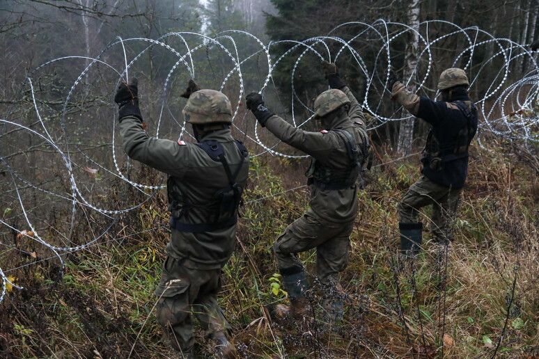 Soldati polacchi installano filo spinato lungo il confine polacco con l 'enclave russa di Kaliningrad © ANSA/EPA