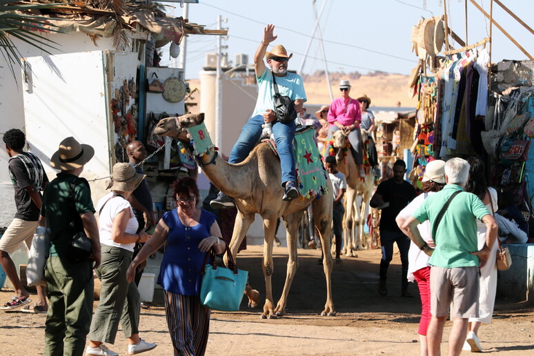 Turisti nel villaggio di Gharb Suhail in Egitto © ANSA/EPA