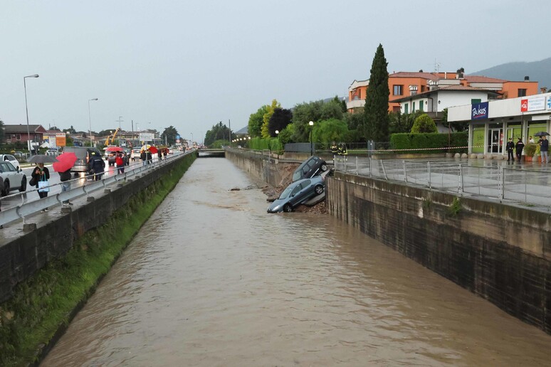 - RIPRODUZIONE RISERVATA