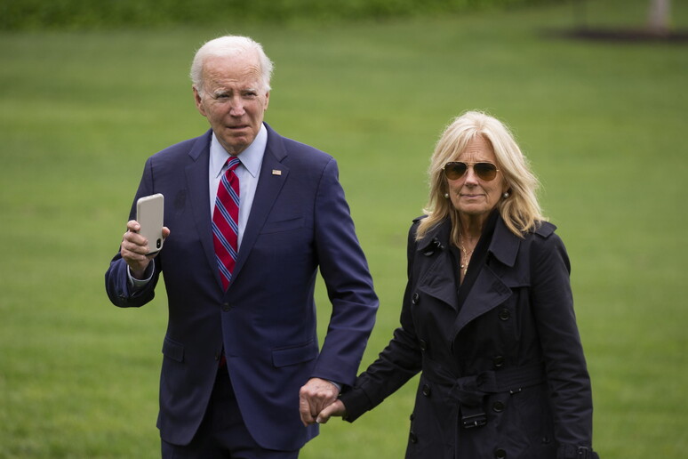 US President Joe Biden and First Lady Jill Biden return to the White House © ANSA/EPA