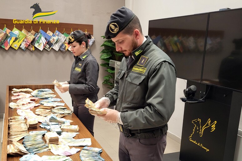 In auto con cocaina, armi, hashish e soldi falsi