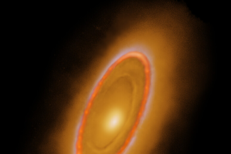 L 'anello osservato intorno alla stella Fomalhaut. L 'immagine è il frutto della combinazione delle immagini ottenute dai telescopi Webb, Hubble e Alma (fonte: Adam Block) - RIPRODUZIONE RISERVATA