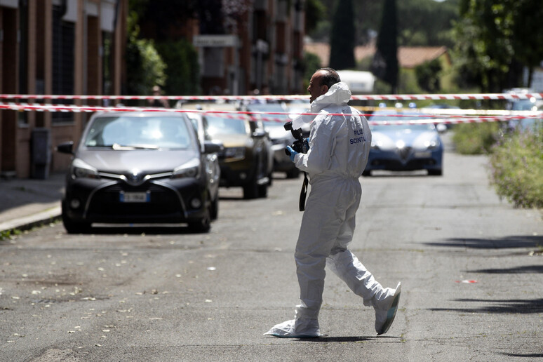 La polizia sul luogo dell 'omicidio dell 'agente di polizia Pier Paola Romano -     RIPRODUZIONE RISERVATA