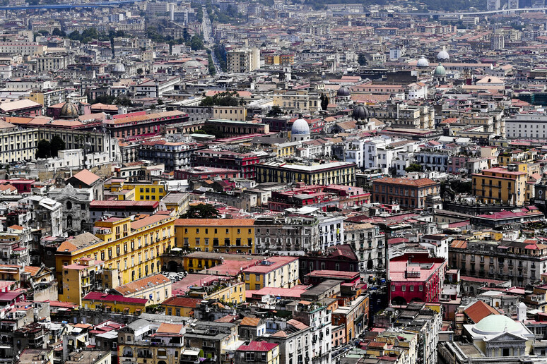 Il centro abitato di Napoli visto dalla collina del Vomero - RIPRODUZIONE RISERVATA