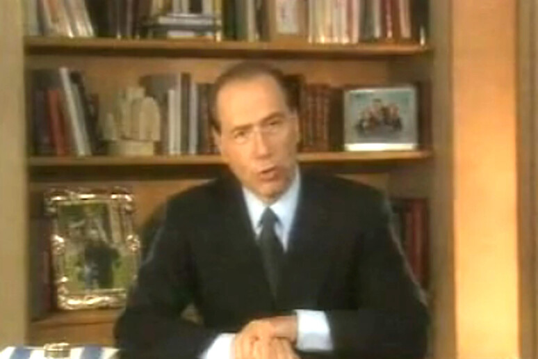 Nel 1994 con un videomessaggio Silvio Berlusconi annuncia la sua  'discesa in campo ' -     RIPRODUZIONE RISERVATA