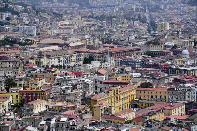 Il centro abitato di Napoli visto dalla collina del Vomero - RIPRODUZIONE RISERVATA