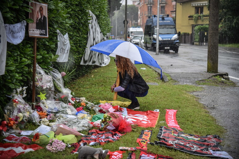 Berlusconi supporters pay homage at ex-premier's villa - TopNews