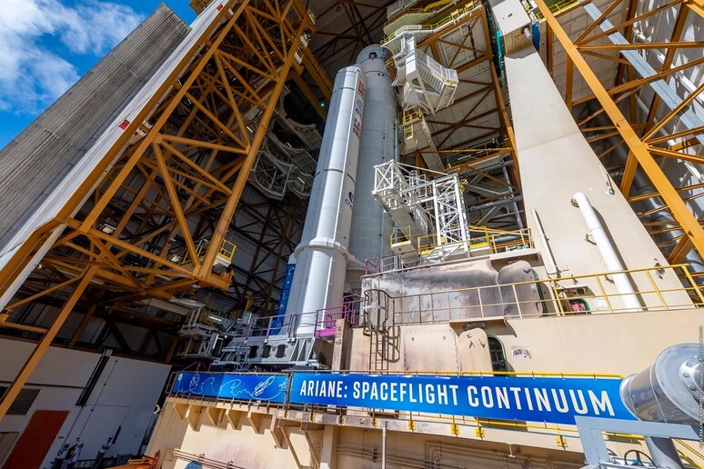 Il lanciatore Ariane 5 nella base europea di Kourou (fonte: Arianespace) - RIPRODUZIONE RISERVATA