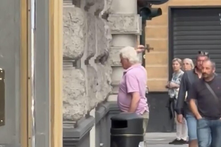 Con crocifisso colpisce il bancomat che gli ha mangiato la tessera - RIPRODUZIONE RISERVATA