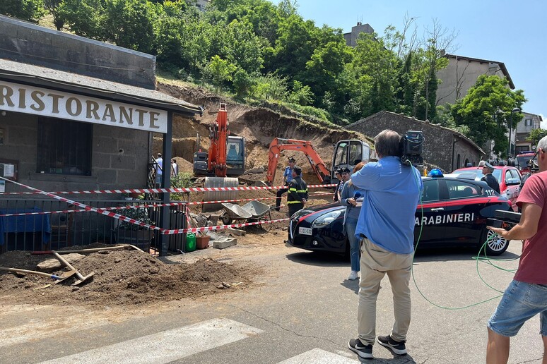 Frana un terrapieno dietro a un ristorante a Montefiascone - RIPRODUZIONE RISERVATA