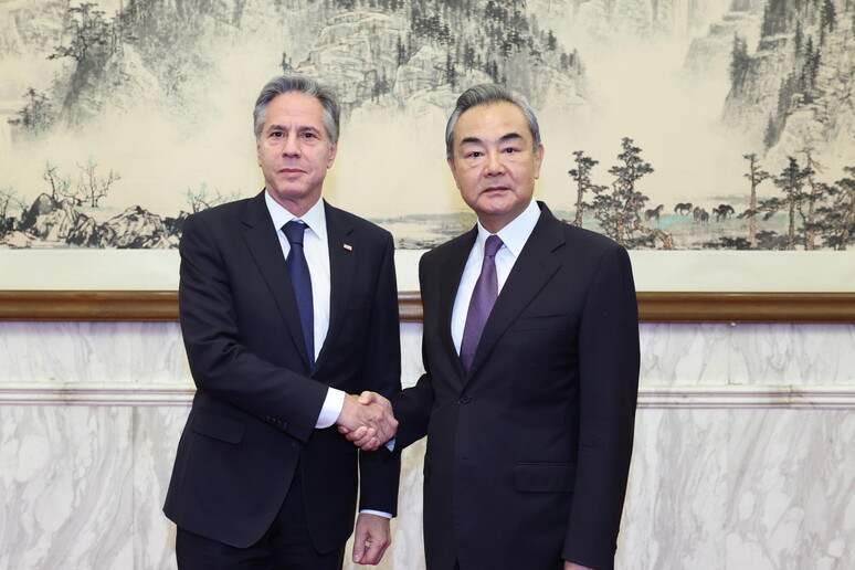 Blinken incontra il ministro degli Esteri cinese in Laos