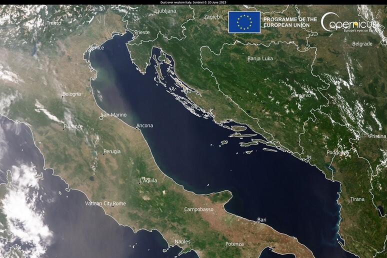 La nube di sabbia del Sahara sull’Italia (fonte: Ue, Copernicus Sentinel-3) - RIPRODUZIONE RISERVATA