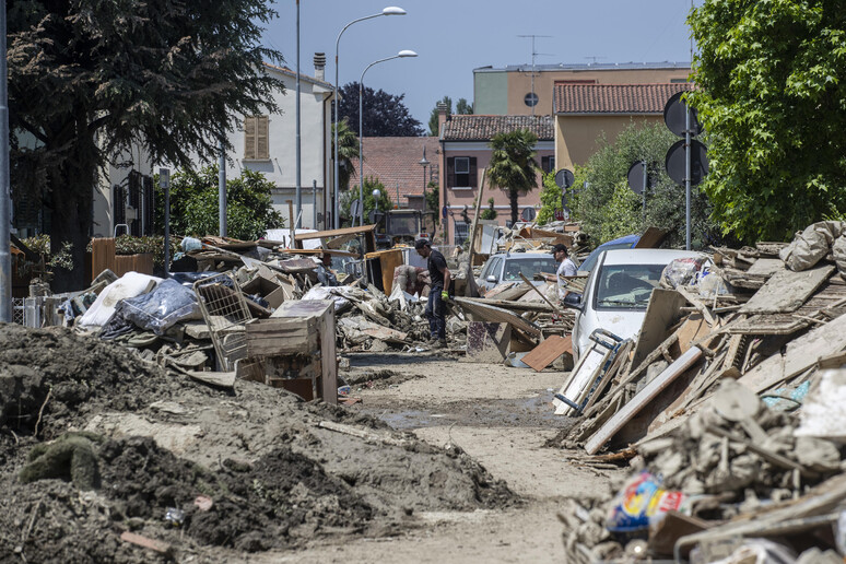 Detriti sulle strade dopo l 'alluvione, Sant 'Agata sul Santerno - RIPRODUZIONE RISERVATA