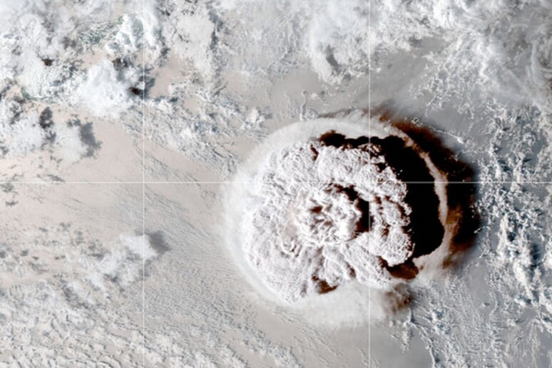 L’eruzione del vulcano di Tonga (fonte: Noaa-Nesdis) - RIPRODUZIONE RISERVATA