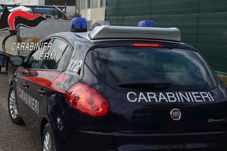 Una volante dei carabinieri - RIPRODUZIONE RISERVATA