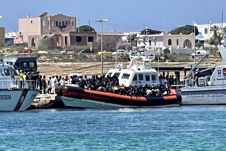 L 'arrivo di un barcone di migranti a Lampedusa (Foto archivio ANSA) - RIPRODUZIONE RISERVATA