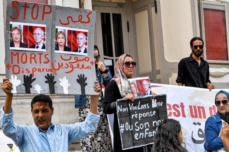 Proteste contro la premier Giorgia Meloni in visita a Tunisi © ANSA/AFP
