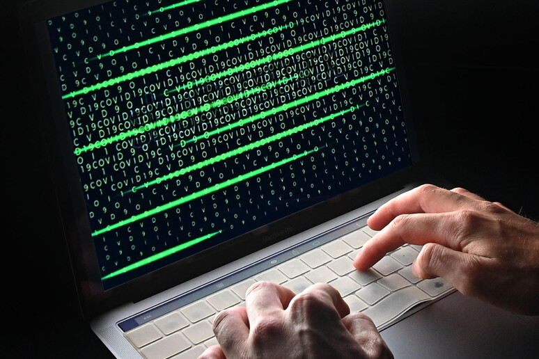 Un 'immagine che simula e rappresenta la figura di un hacker impegnato in un attacco informatico. - RIPRODUZIONE RISERVATA