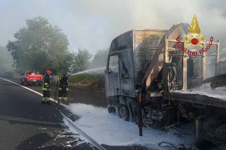 Camion a fuoco in A1 6 km coda in nord tra Arezzo e Valdarno