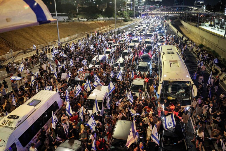 Una protesta contro la riforma giudiziaria voluta dal governo Netanyahu © ANSA/AFP