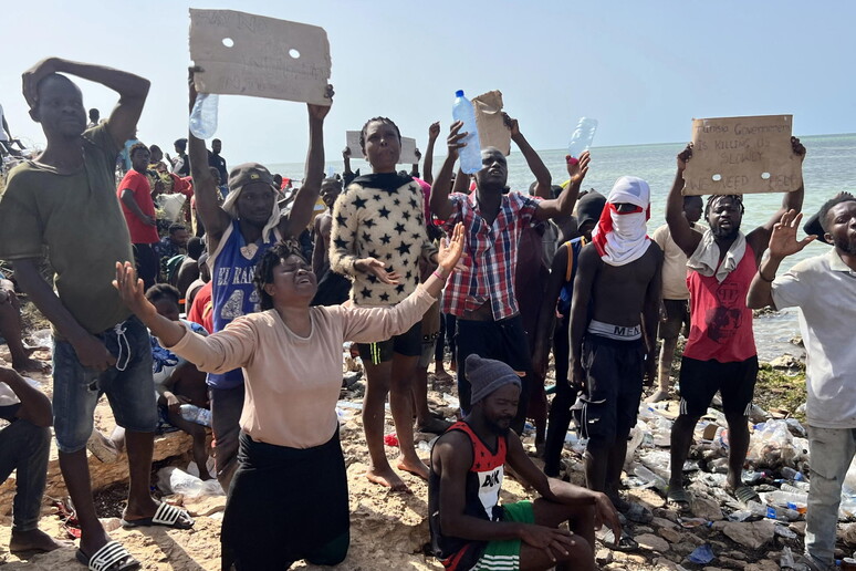 Centinaia di migranti africani ancora bloccati al confine tra Libia e Tunisia © ANSA/EPA