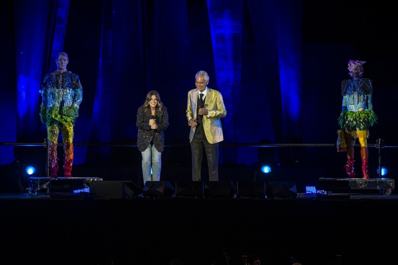 Andrea Bocelli: la sua statua all'asta per beneficenza