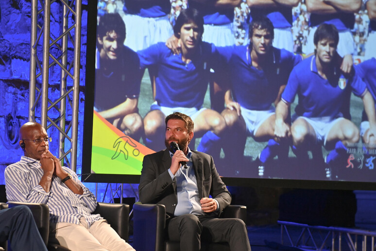 Edwin Moses ed Ennio Troiano (D) alla XXVII edizione del Premio Internazionale Fair Play Menarini - RIPRODUZIONE RISERVATA