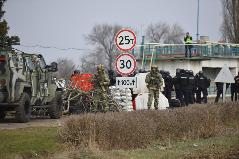 Controlli di sicurezza russi vicino al ponte della Crimea - RIPRODUZIONE RISERVATA