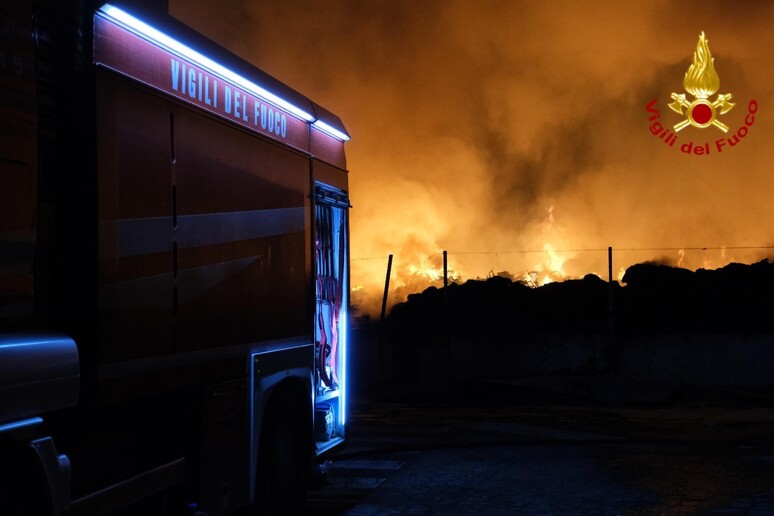 Vigili del fuoco impegnati nella notte a spegnere l 'incendio a Ciampino - RIPRODUZIONE RISERVATA