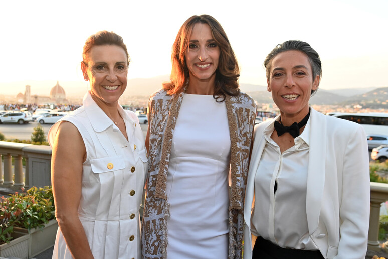 Deborah Compagnoni (S), Elisa Di Francisca e Roberta Schiavone (D) alla XXVII edizione del Premio Internazionale Fair Play Menarini - RIPRODUZIONE RISERVATA