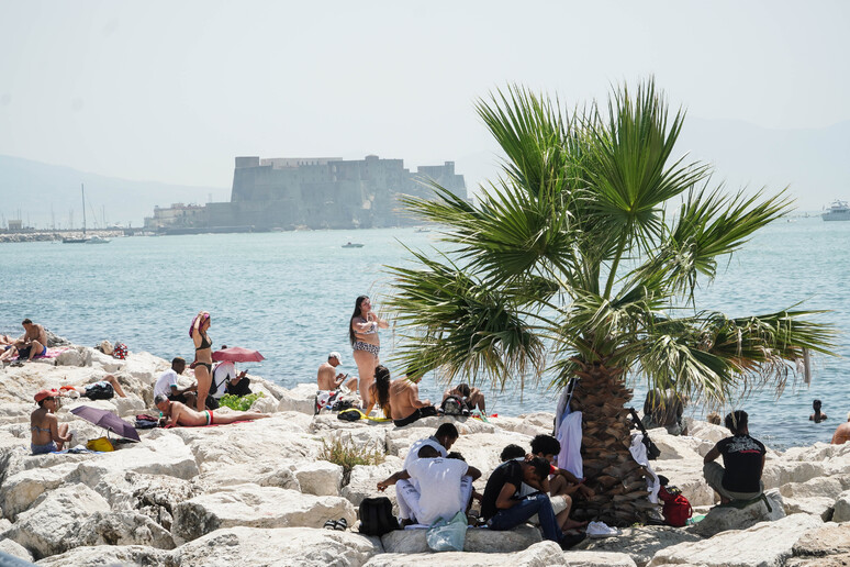 Caldo: a Napoli si cerca refrigerio sul lungomare. - RIPRODUZIONE RISERVATA