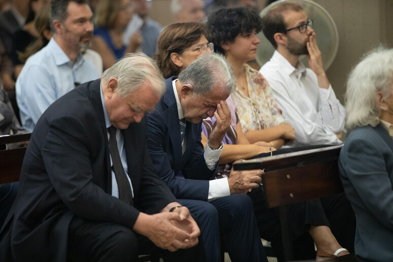 Romano Prodi nella chiesa di Sant 'Anna a Bologna per la cerimonia funebre del fratello Vittorio - RIPRODUZIONE RISERVATA