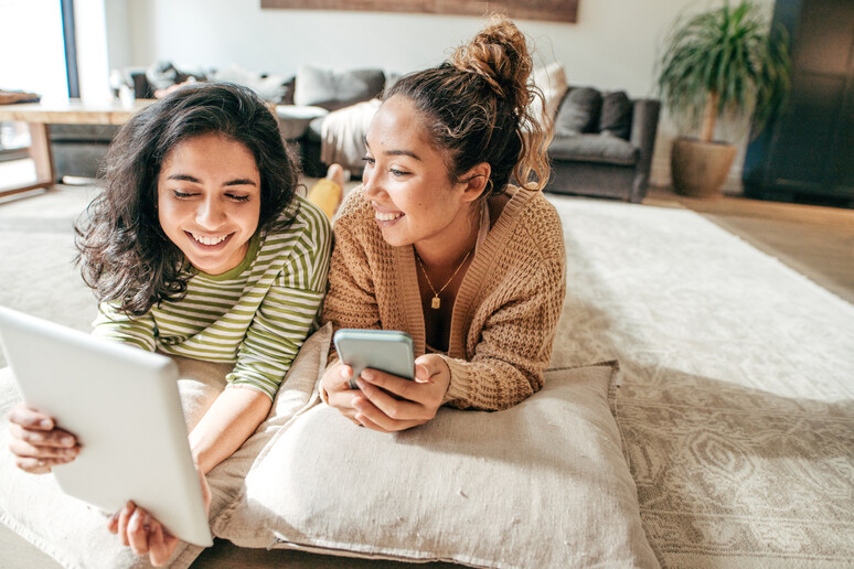 Due ragazze con i social foto iStock. - RIPRODUZIONE RISERVATA