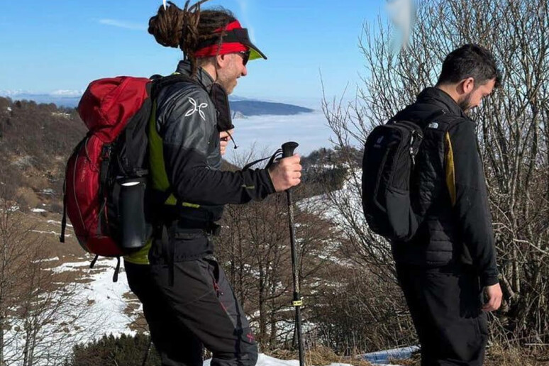 Due amici con disabilità attraversano a piedi l 'Islanda - RIPRODUZIONE RISERVATA