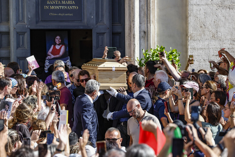 Addio a Michela Murgia: i funerali domani sabato 12 agosto alla chiesa  degli Artisti a Roma