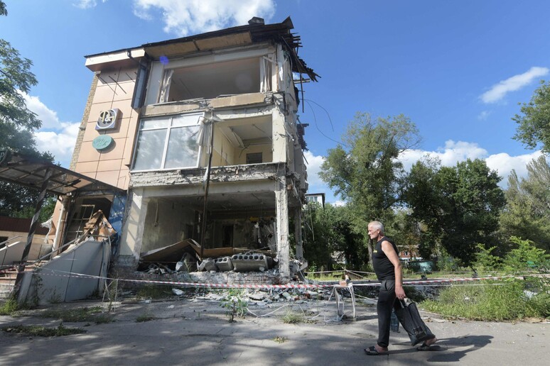 Un edificio bombardato nel Donetsk centrale © ANSA/AFP