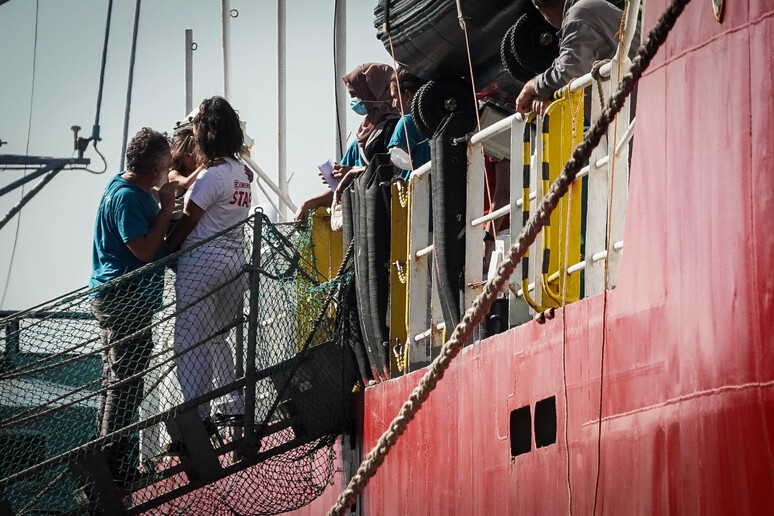 5 migrants die, 7 missing after wreck off Tunisia (3) - RIPRODUZIONE RISERVATA