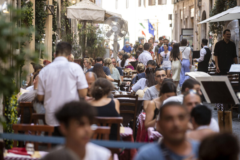 Un ristorante a Ferragosto - RIPRODUZIONE RISERVATA