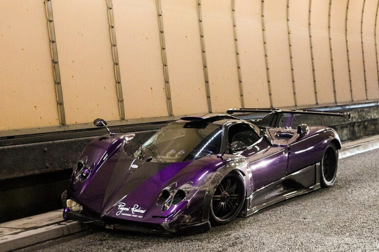 Incidente nel Galles per la Pagani Zonda ex Hamilton © ANSA/Instagram ed Ethan Gale Photogra