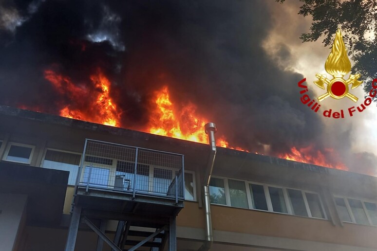 Incendio scuola tetto Mignanego Genova - RIPRODUZIONE RISERVATA