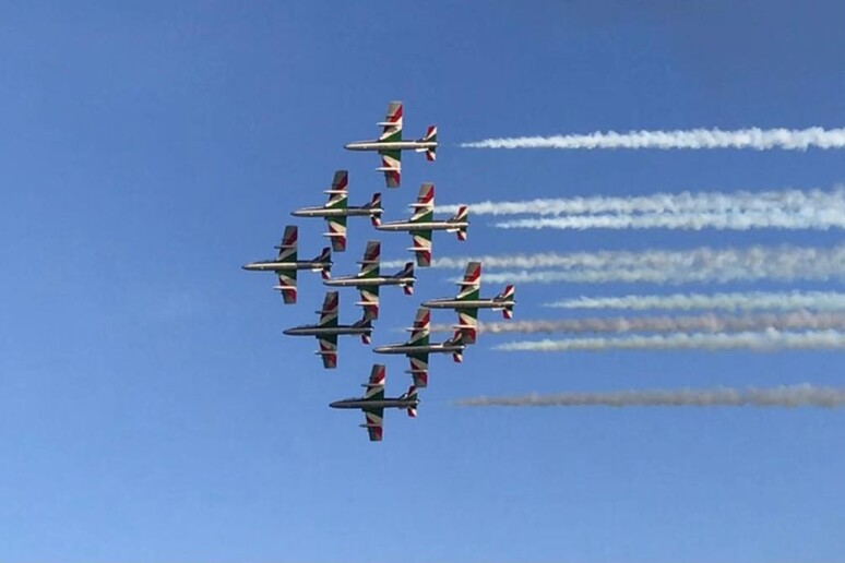 Le Frecce Tricolori su Milano per il centenario dell Aeronautica