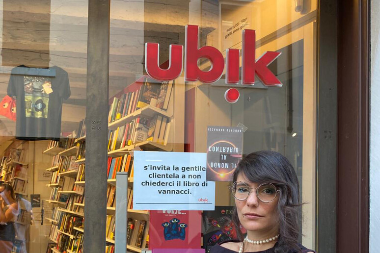 Spunta un cartello in una libreria: 'Non chiedeteci il libro di