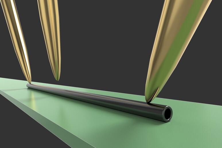 Un nanotubo di carbonio lavorato con 3 punte metalliche per ottenere un transistor (fonte: Garoli/IIT) - RIPRODUZIONE RISERVATA
