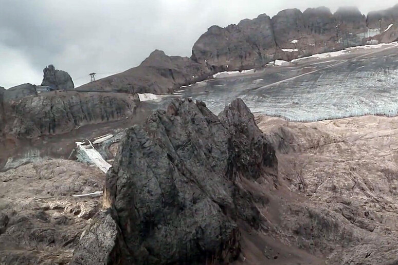 In un fermo immagine tratto da un video una veduta della Marmolada - RIPRODUZIONE RISERVATA