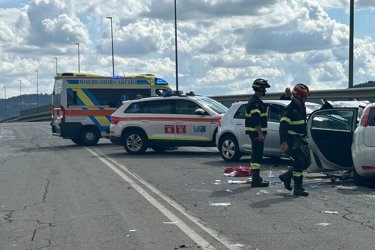 Scontro tra due auto ad Arezzo un morto e una ferita grave