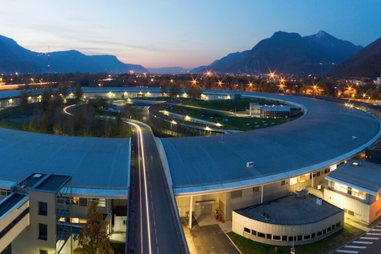 Lo European Synchrotron Radiation Facility, o Esrf, di Grenoble, in Francia: i ricercatori lo hanno utilizzato per analizzare i cristalli risalenti a più di 2 miliardi di anni fa (fonte: The European Synchrotron Radiation Facility) - RIPRODUZIONE RISERVATA