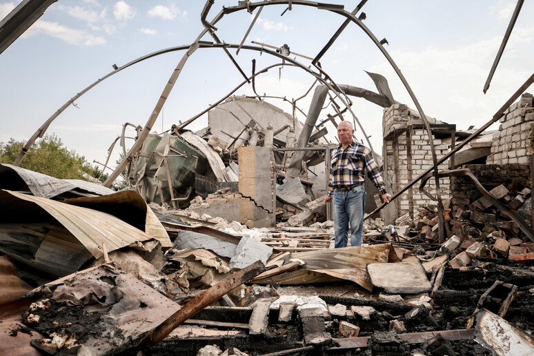 Gli effetti dei bombardamenti russi nella zona di Zaporizhzhia © ANSA/EPA