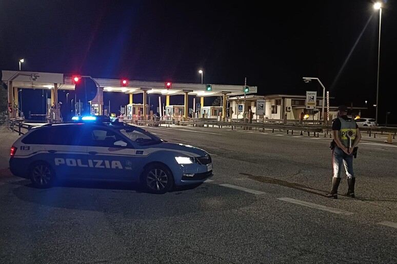 polizia stradale, casello autostrada, notte - RIPRODUZIONE RISERVATA