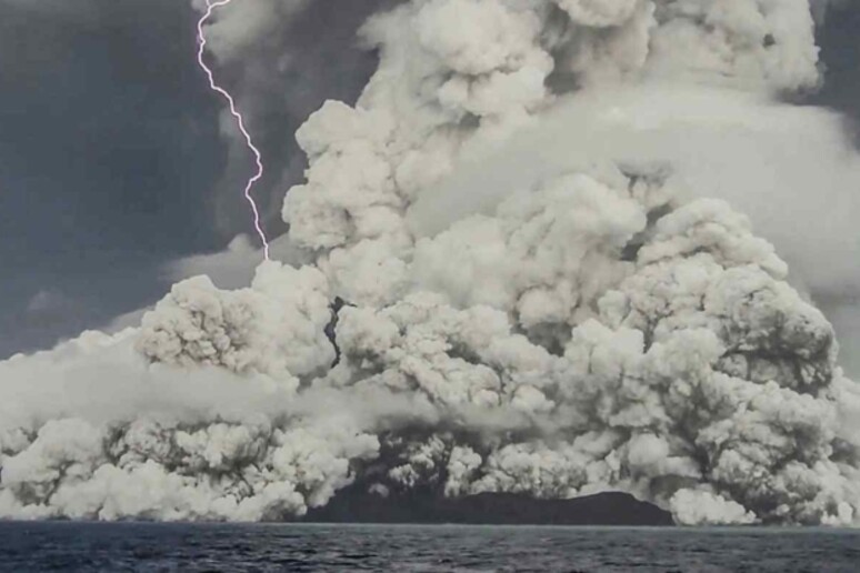L 'eruzione del vulcano Hunga Tonga ha scatenato le correnti sottomarine più forti mai registrate (fonte: Tonga Geological Services/NOAA) - RIPRODUZIONE RISERVATA