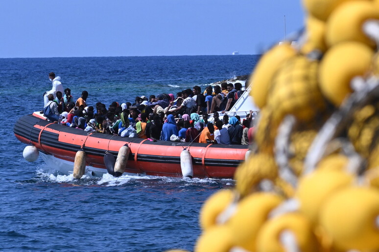 Migranti a bordo di un gommone. Immagine d 'archivio - RIPRODUZIONE RISERVATA